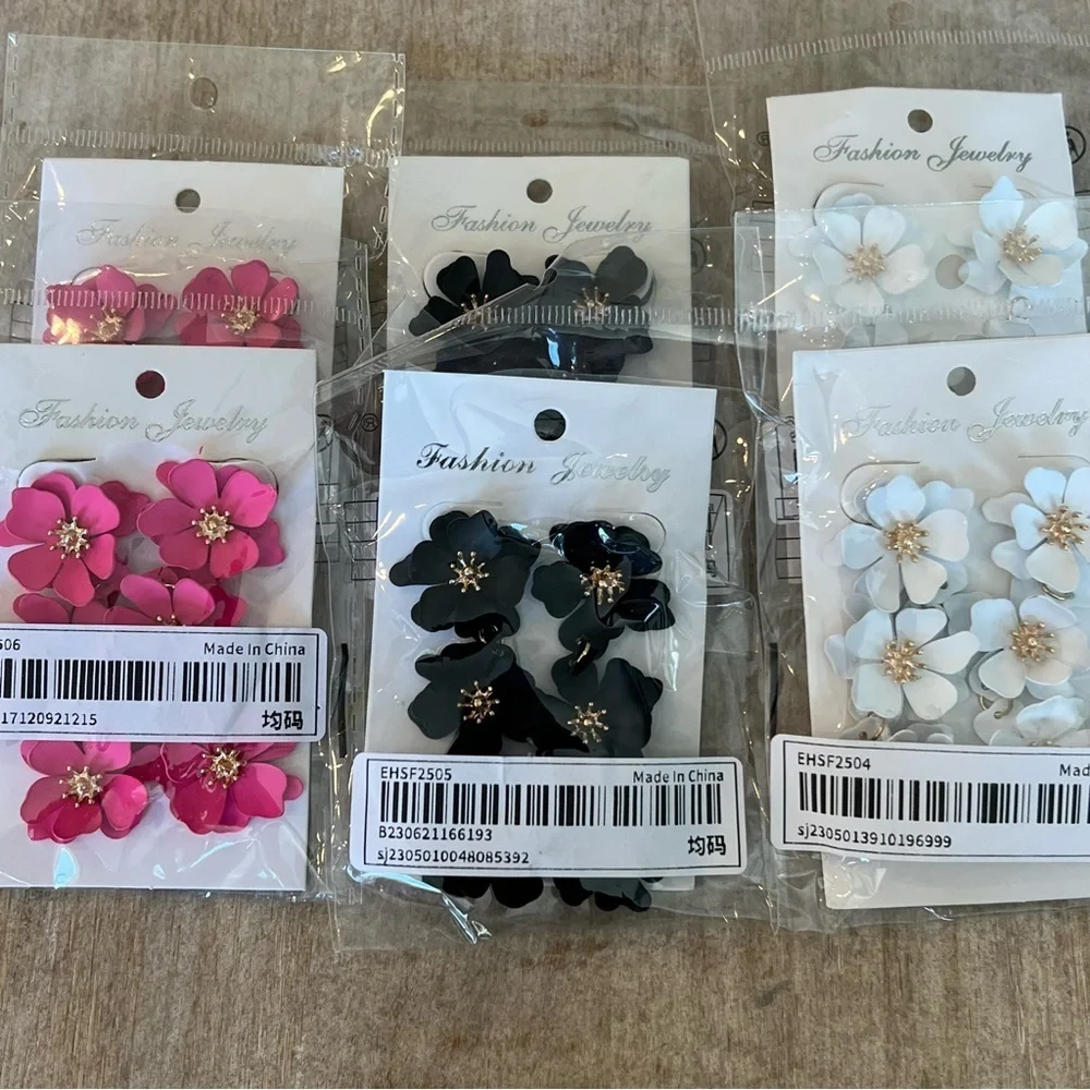 Black flower drop earrings pierced metal alloy gold - Picture 7 of 7